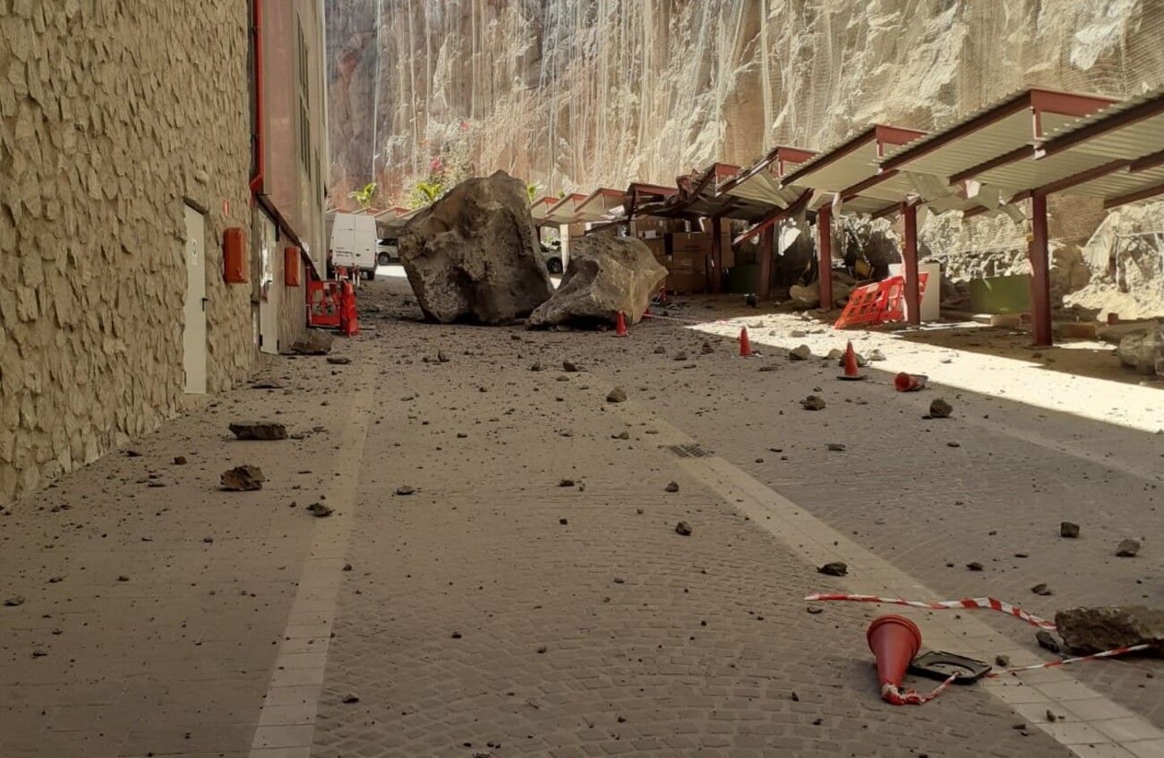 Desprendimiento de dos grandes rocas en Amadores