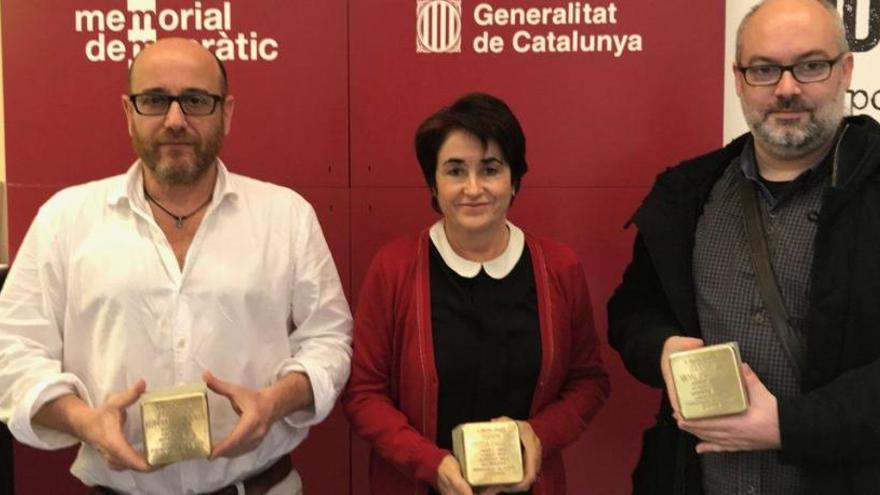 Plàcid Garcia-Planes, director de Memorial Democràtic, Pilar Puimedon, alcaldessa d&#039;Olesa, i Xavier Rota, regidor de Cultura, amb tres de les llambordes Stolpersteine a les mans