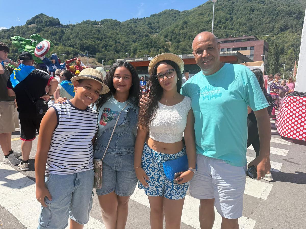 La familia El Karmoudi: Mohammed, Fatima, Divae y Kamal.