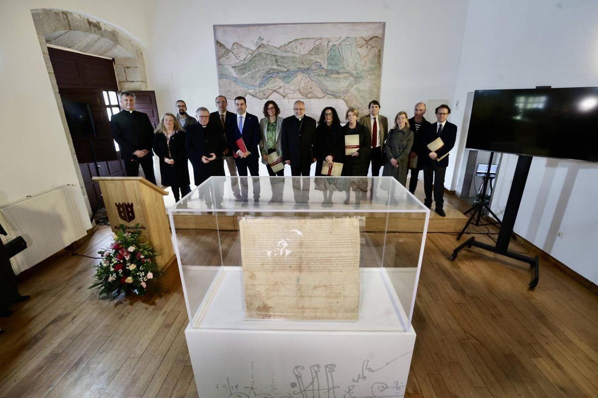 Exhibición del documento fundacional del cenobio de San Salvador de Cornellana