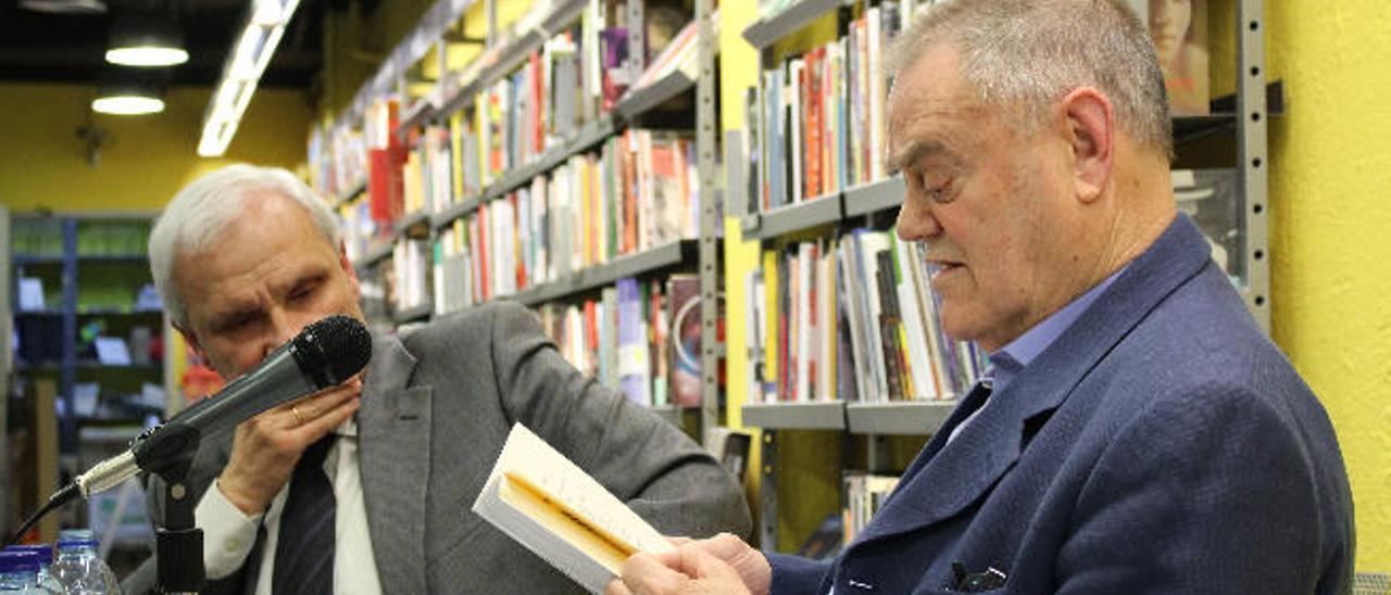 José Luis Pernas lee sus poemas junto a Rodríguez Padrón.