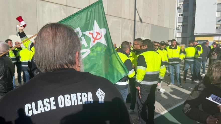 Trabajadores del metal se manifiestan en la puerta del Juzgado de lo Penal de Cádiz.