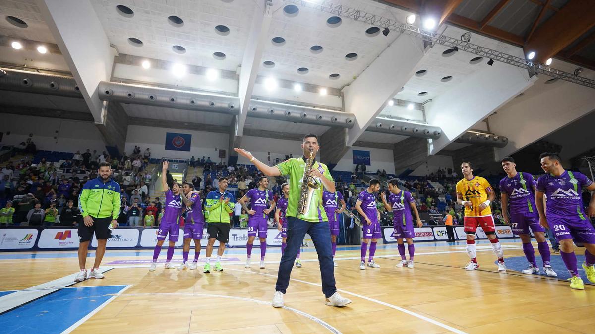 El saxofonista Manu Díaz, junto a los jugadores tras el partido.