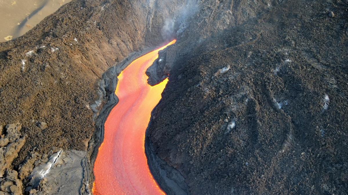 La nueva boca eruptiva del volcán de La Palma comienza a emitir cenizas y piroclastos