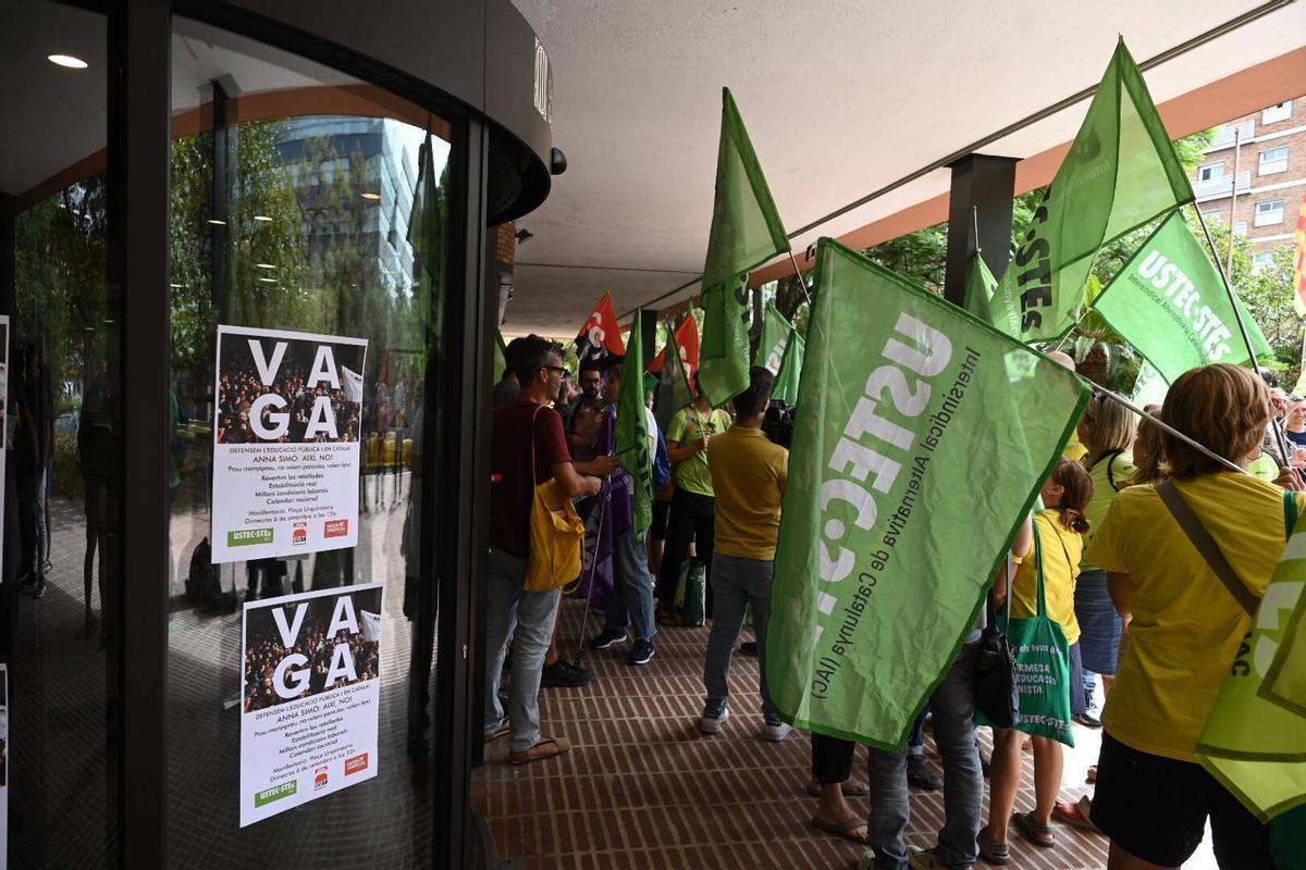 Protesta de profesores catalanes frente a la Conselleria dEducació