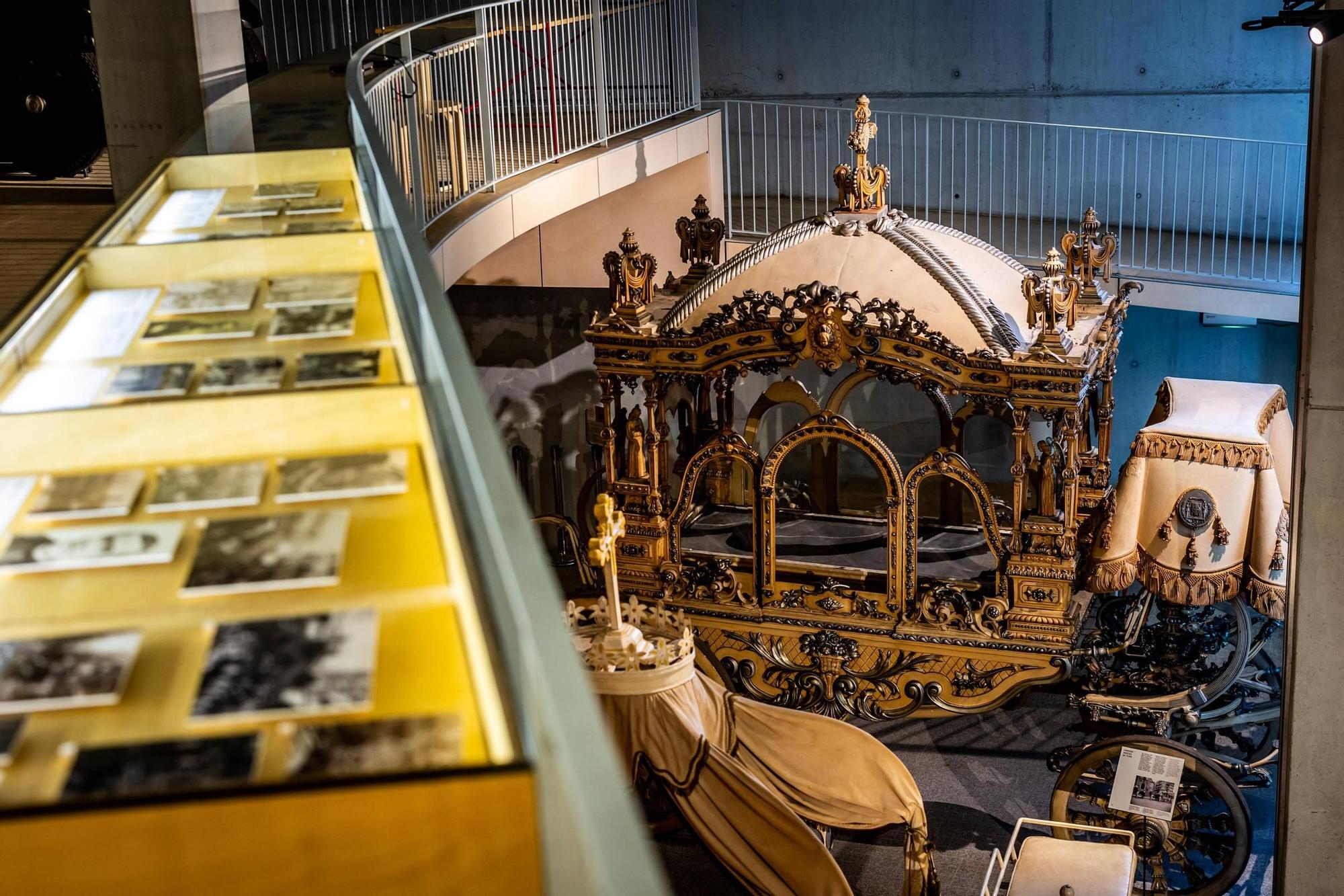 Una de las carrozas exhibidas en la colección del cementerio de Montjuïc, en Barcelona.