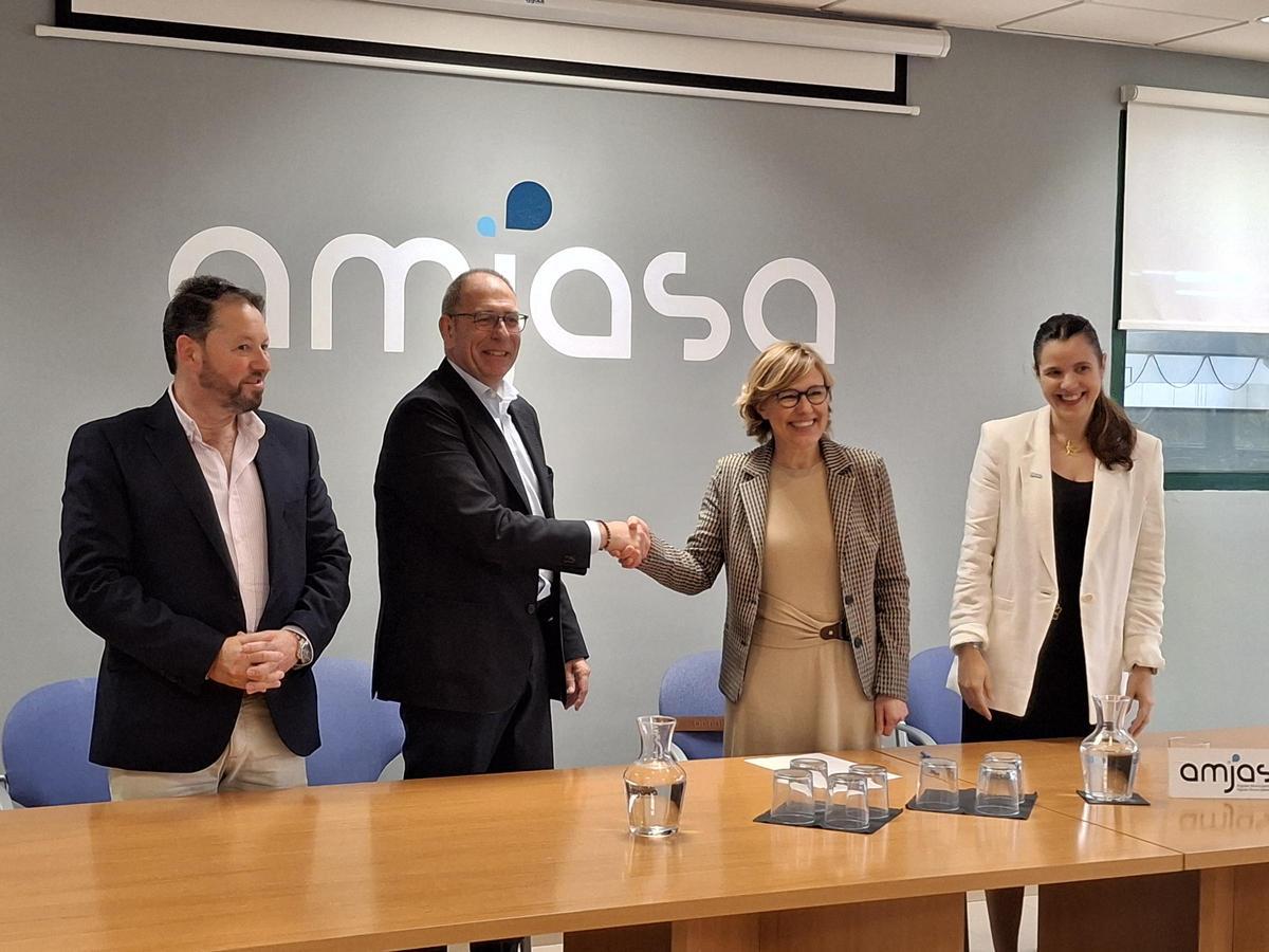 El director del Ciclo de Agua de Acciona, Fernado Cortabitarte, y la alcaldesa de Xàbia se estrechan la mano