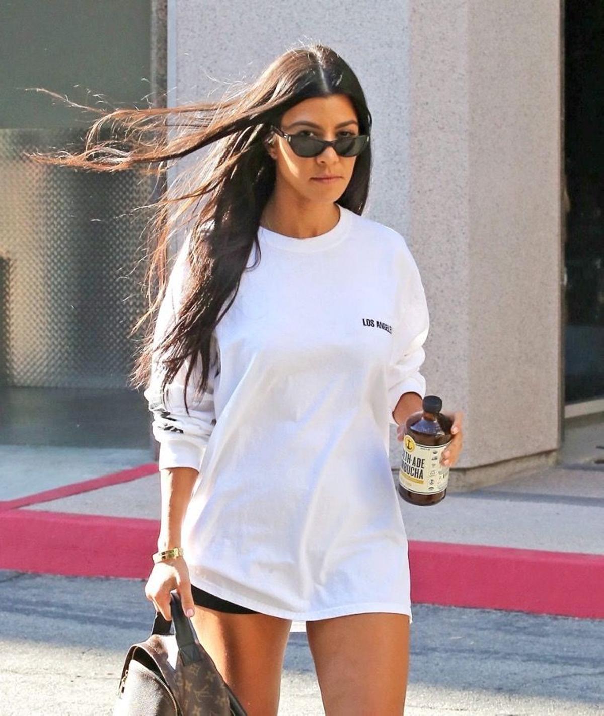 Kourtney Kardashian paseando por Los Angeles