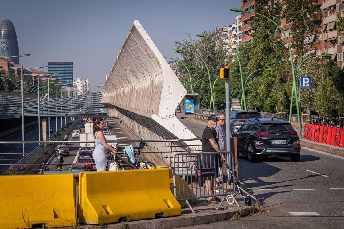 Barcelona estudia instalar una cámara y otras medidas de seguridad vial en el cruce del lado montaña de la Gran Via de les Corts Catalanes con la calle Selva de Mar, el punto donde se registró el mayor número de accidentes de tráfico de la ciudad durante el pasado año. Movilidad. A 2 de julio de 2026. Barcelona. AUTOR: MANU MITRU | EPC