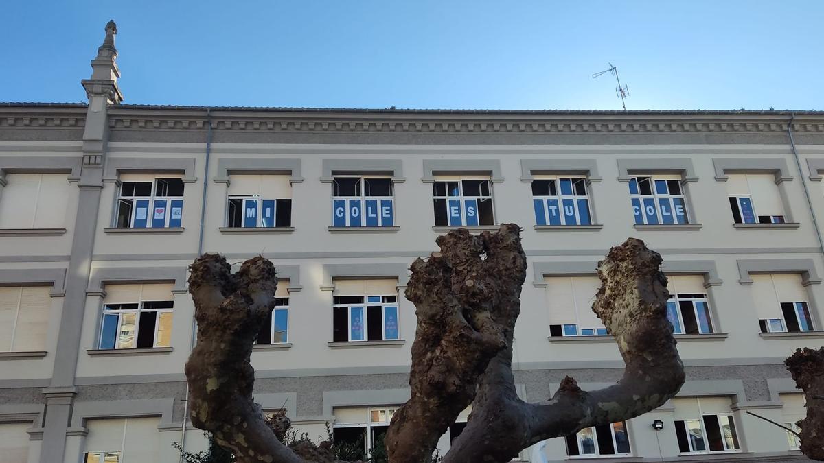 Los carteles en las ventanas del colegio Patronato San José