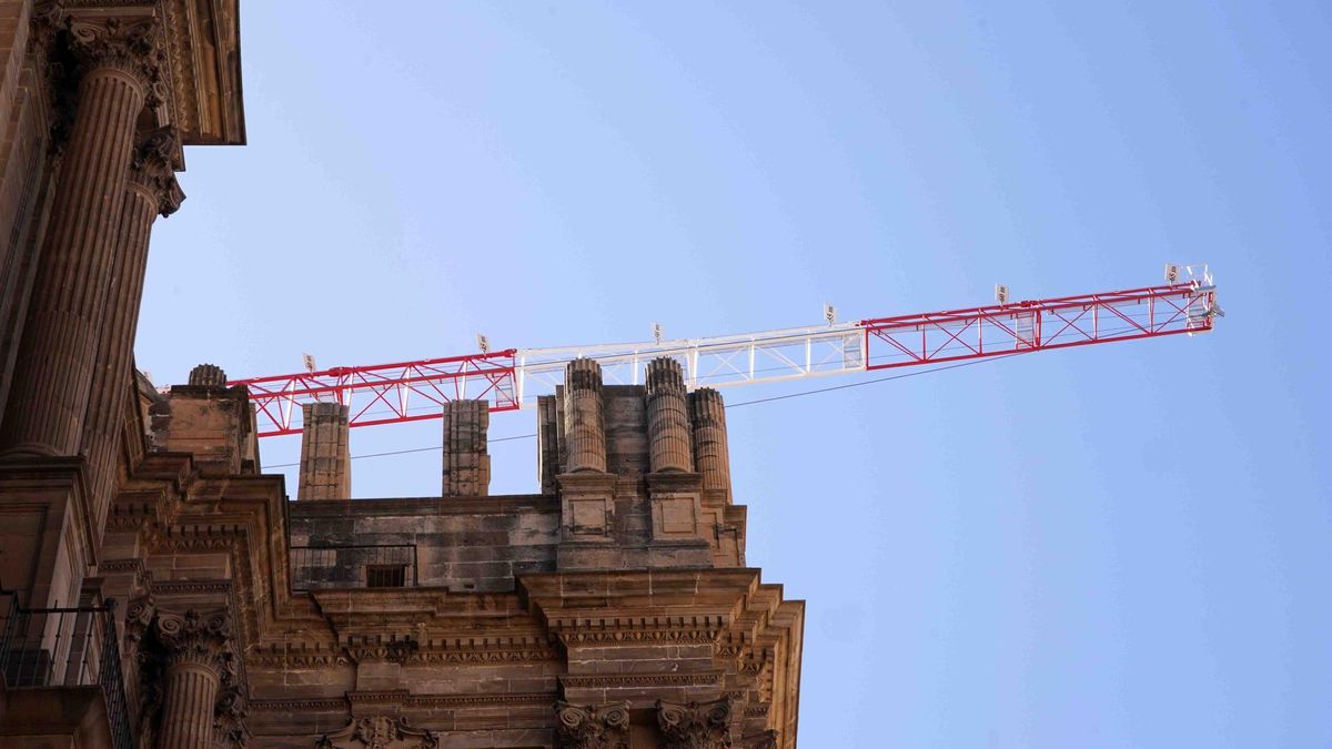 La grúa sobre la cubierta de la catedral de Málaga.