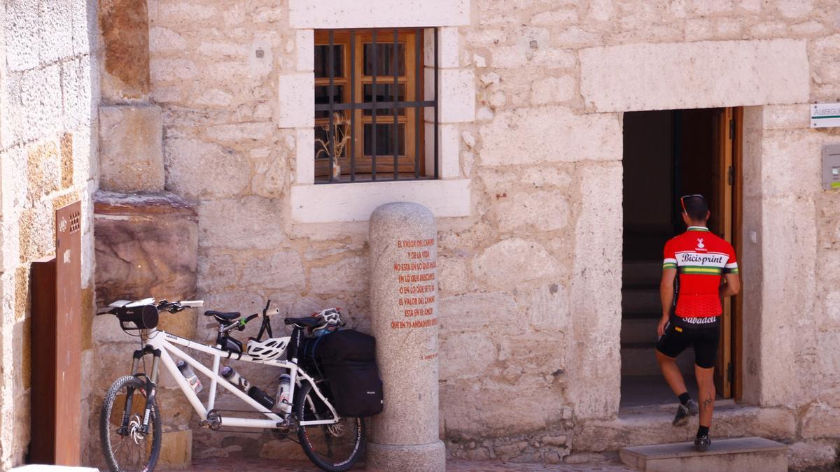 Bicicleta aparcada en el albergue de peregrinos de Zamora.