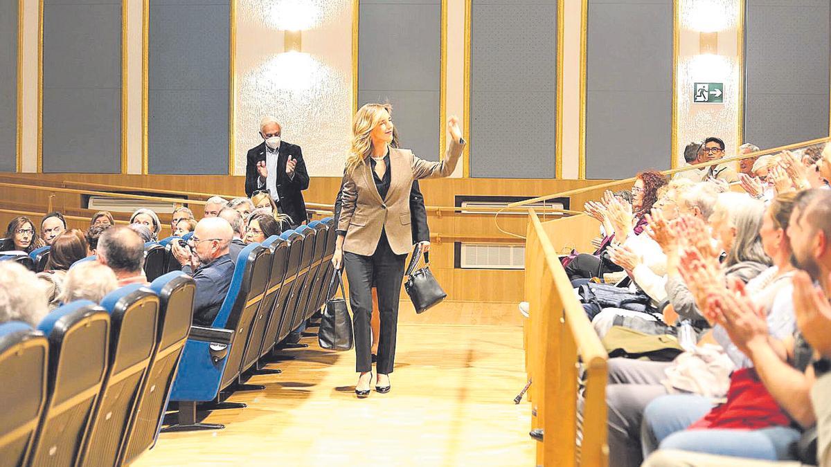 Cayetana Álvarez de Toledo saluda al público a su llegada al Club del periódico.