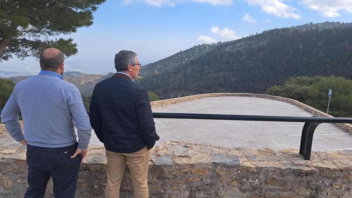 El presidente de la Diputación de Málaga en el mirador de Yunquera.