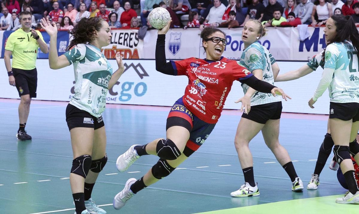 Prelchi lanza durante un partido ante el Elche. | MARTA G.BREA