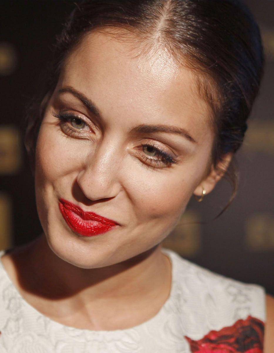 Hiba Abouk con un sencillo look beauty en la presentación de FoxLife