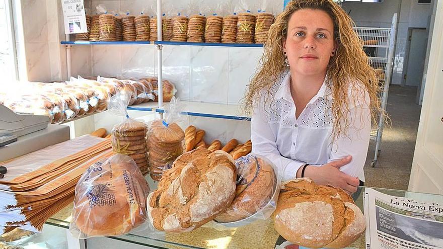Beatriz López Rodríguez, ante el mostrador de la panadería familiar en Soto de Luiña.
