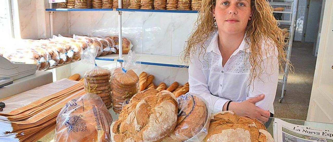 Beatriz López Rodríguez, ante el mostrador de la panadería familiar en Soto de Luiña.