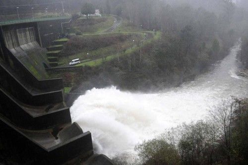 La intensa lluvia provoca la crecida del río Umia