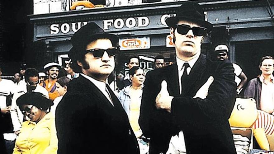 Jake Blues (John Belushi) y Elwood Blues (Dan Aykroyd), en una imagen promocional.