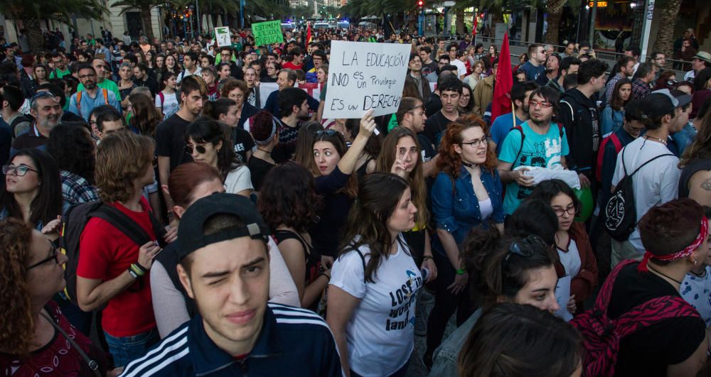 Profesores, padres y alumnos piden en la calle un pacto educativo sin la Lomce