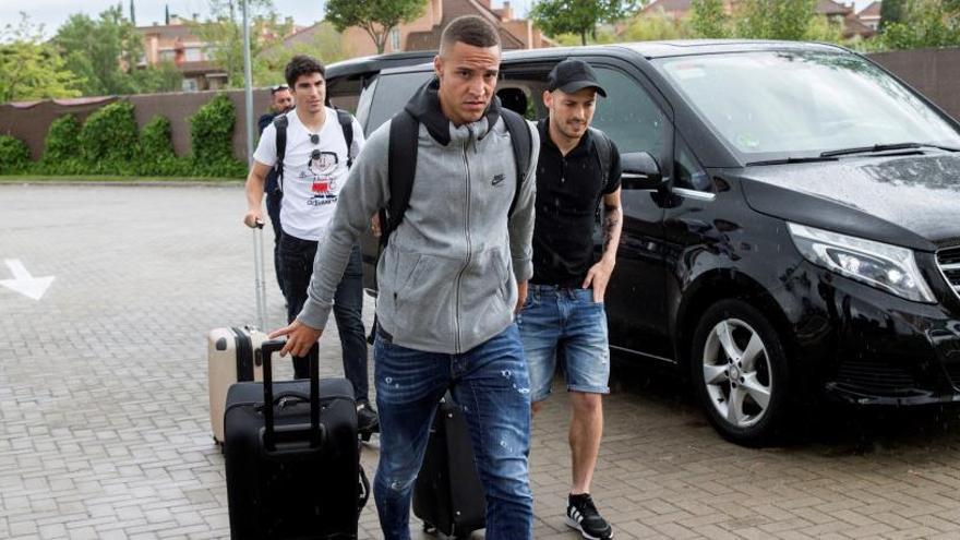 Rodrigo, David Silva y Carlos Soler, ayer a su llegada a Madrid.
