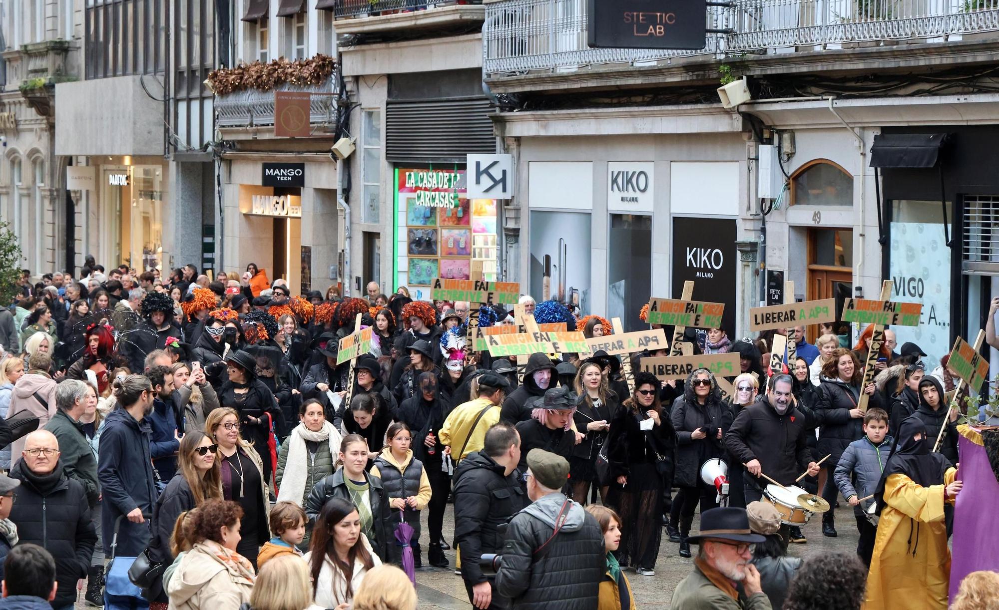 Comitiva fúnebre y premios del desfile finalizan el Carnaval en Vigo