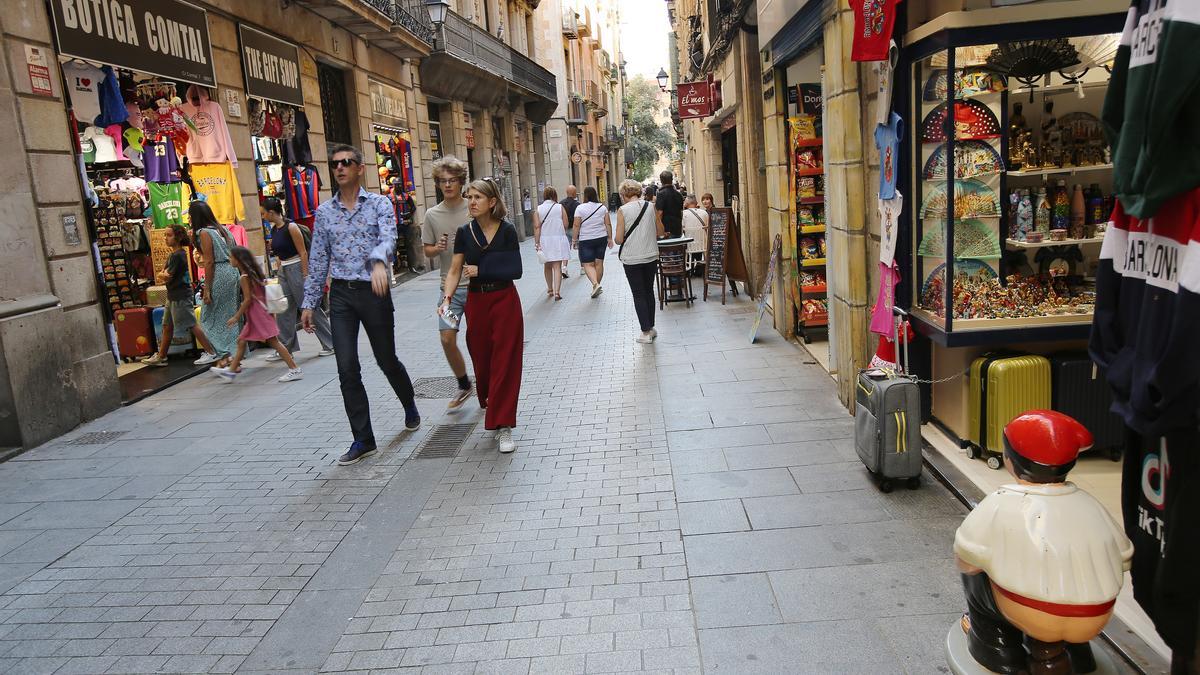 La calle de Comtal, donde han eclosionado las tiendas de recuerdos en apenas unos meses.