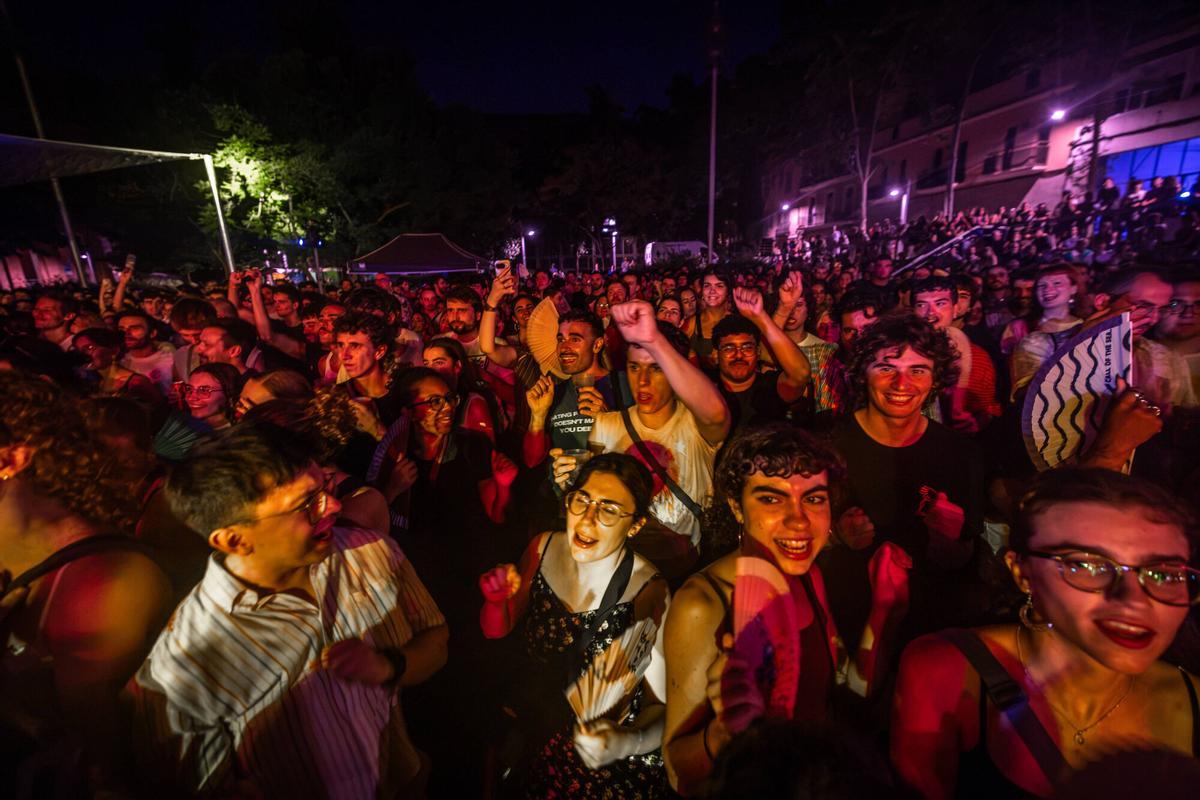 Público en el concierto de Fades en el Festigàbal de las fiestas de Gràcia