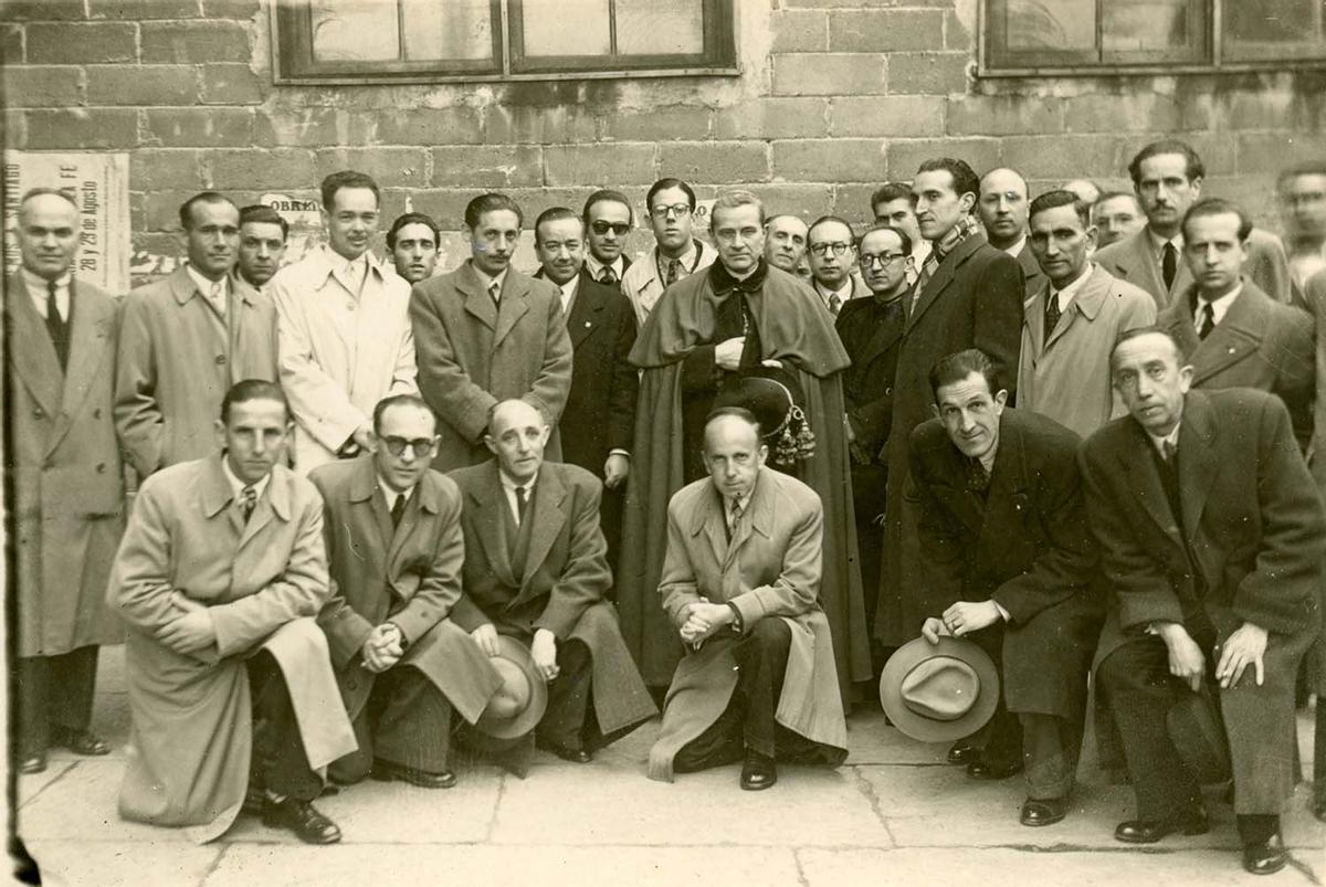 Pardo (Oviedo). Participantes de las Conferencias Cuaresmales en la Catedral de Oviedo con el obispo Benjamín de Arriba y Castro, 14/3/1948 | Donación María Luisa López Llano