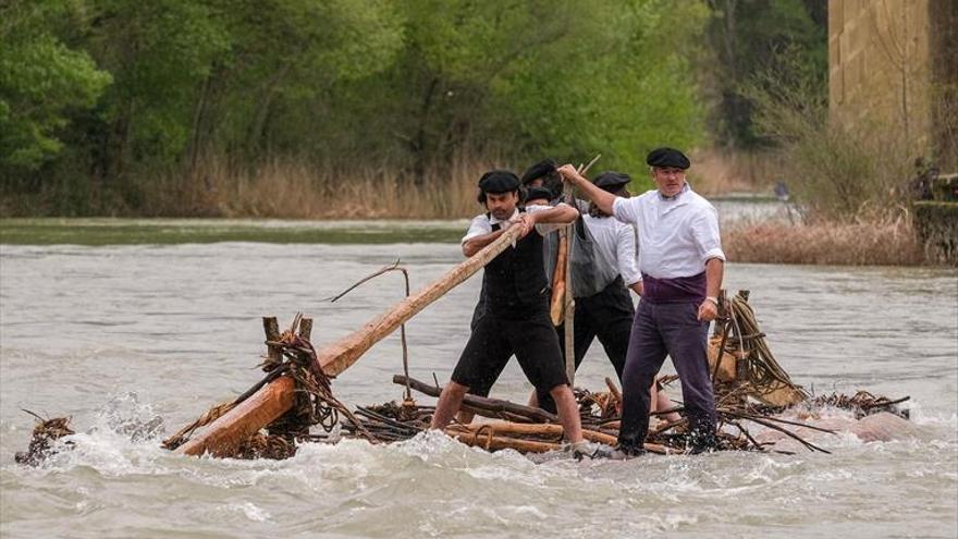 16 navateros en el descenso del río Gállego