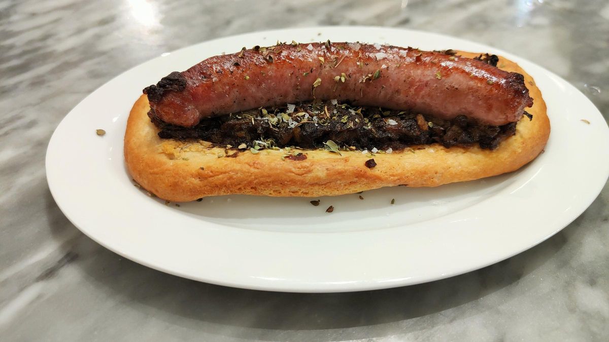 La coca con butifarra y morcilla de Diània.
