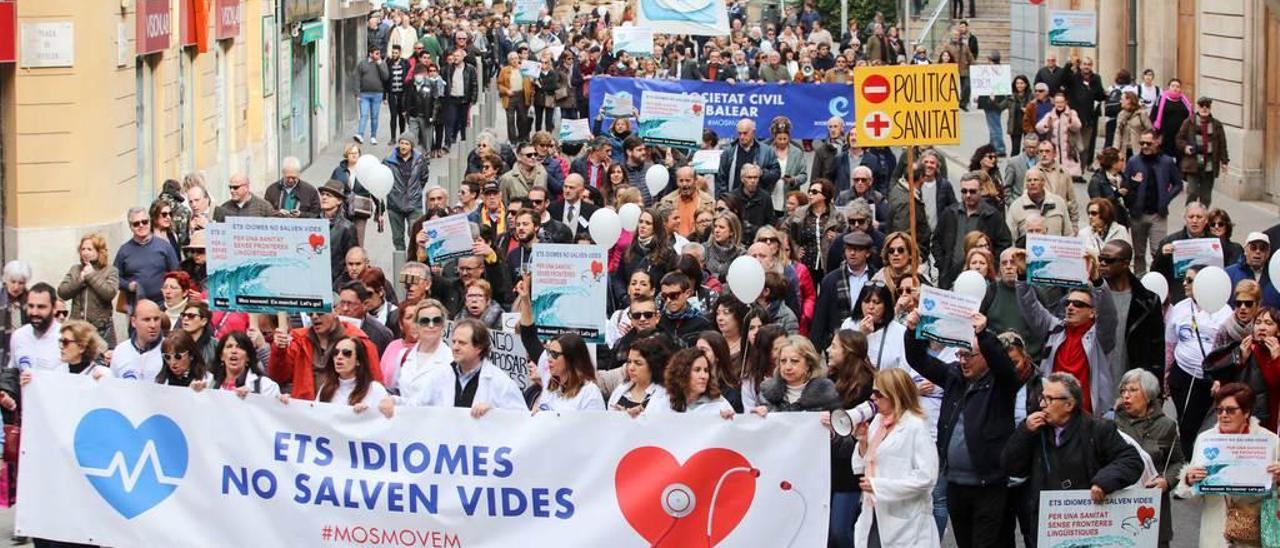 Protesta de los sanitarios por el decreto del catalán, en Mallorca.