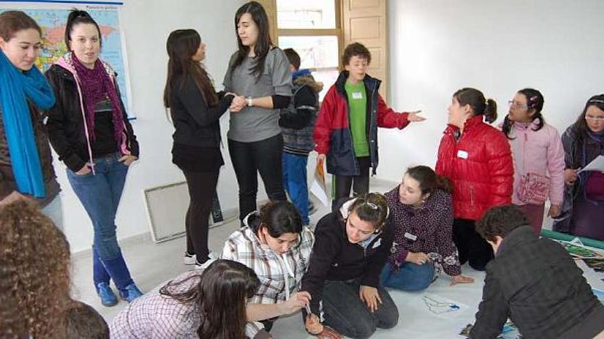 Los voluntarios, ayer, durante uno de los talleres que impartió la ONG. / la opinión