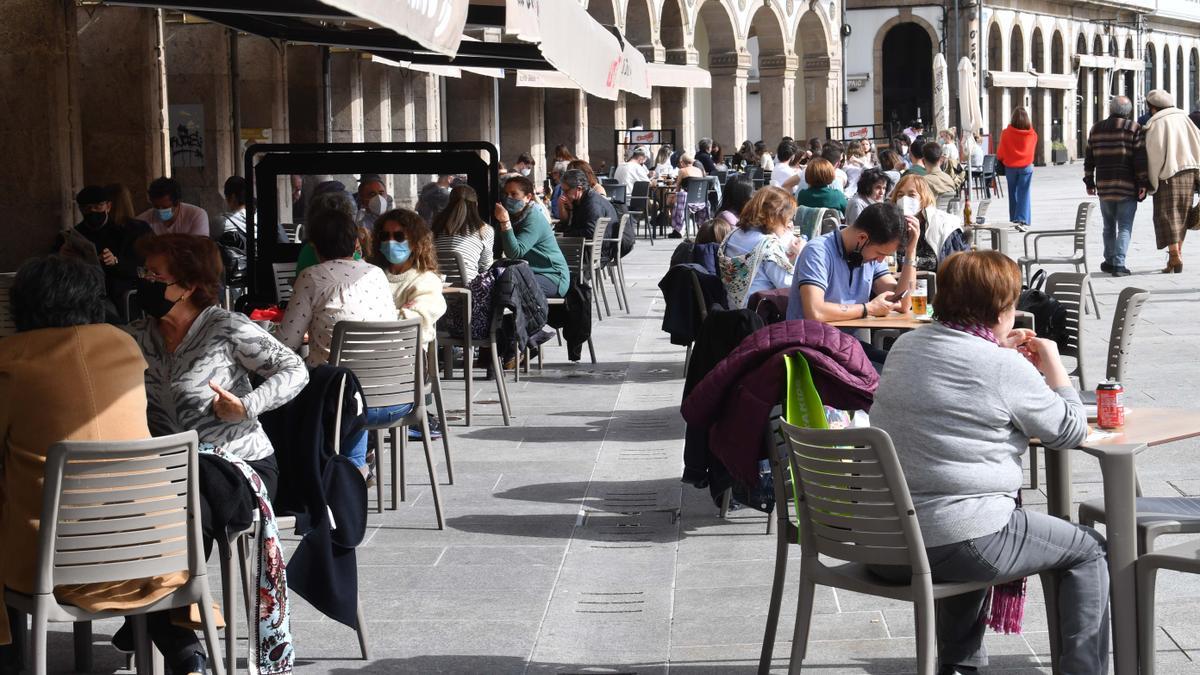 Clientes en terrazas de la Marina en A Coruña.