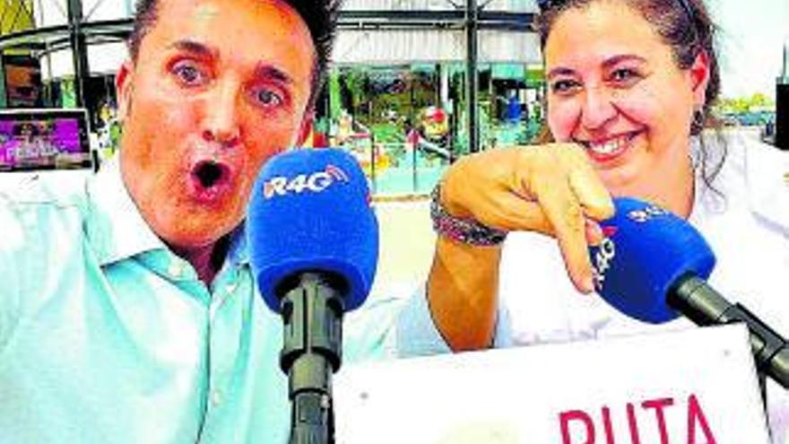 Tony Miranda de Radio 4G y Carmen Gracia, gerente de la Ruta del Vino, emitiendo desde La Torre Outlet. 