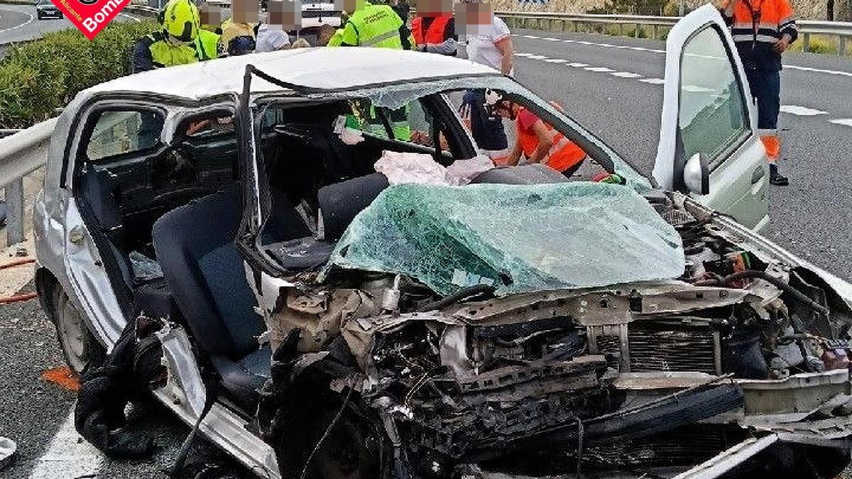 Así quedó uno de los vehículos tras el accidente.