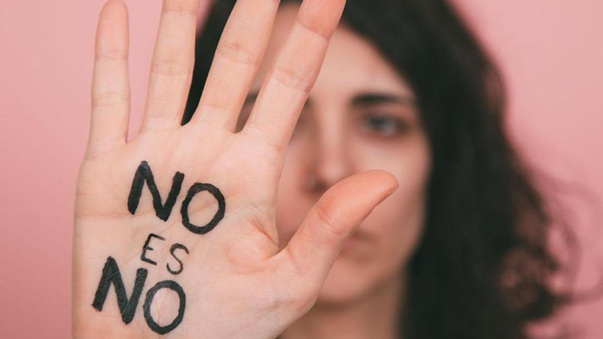 Una mujer levanta la mano en señal de protesta con el mensaje: &quot;No es no&quot;