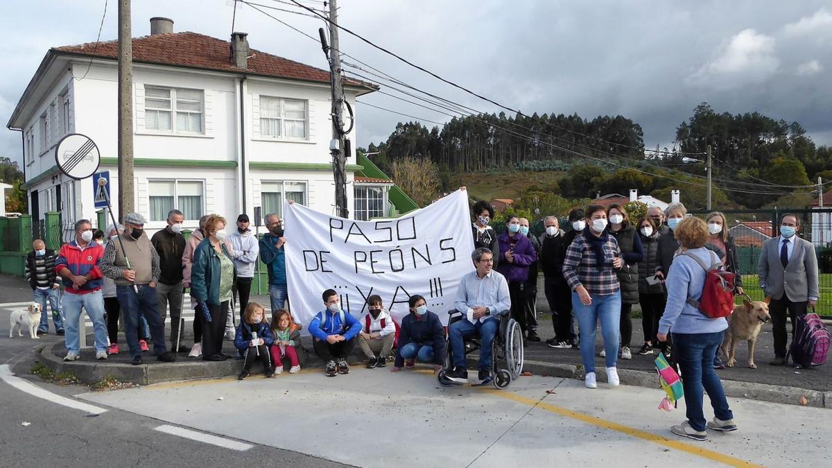 Parte de los vecinos que ayer se concentraron en una parada de bus. |   // I.R.