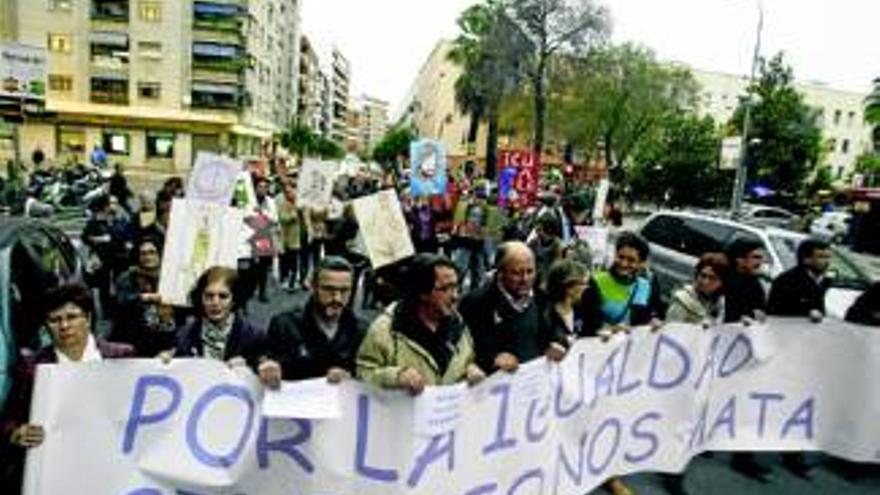 200 personas se unen a la marcha silenciosa contra la violencia de género