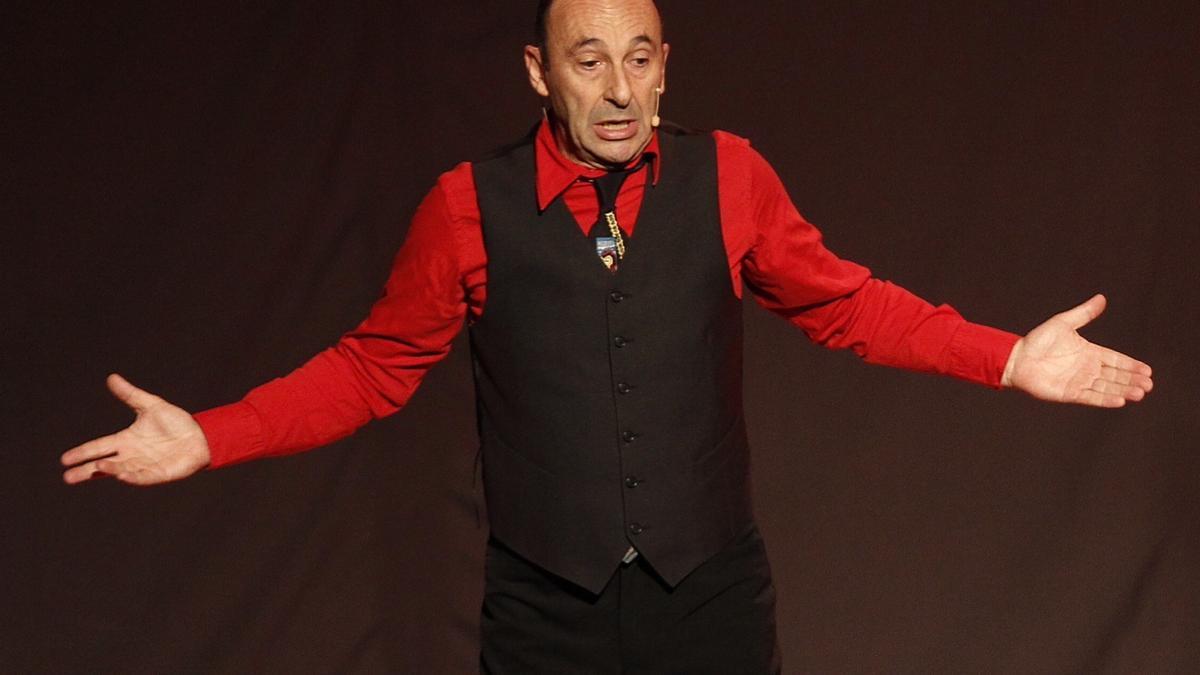 Manuel Manquiña, durante una representación del espectáculo 'Noites de Retranca'.