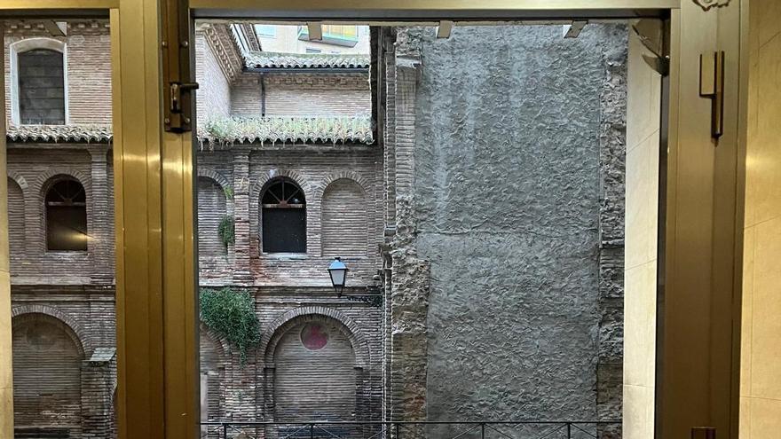 Rotura de cristales y suciedad en el entorno del antiguo convento de las Carmelitas Descalzas: "Cuando no se invierte todo va a peor"