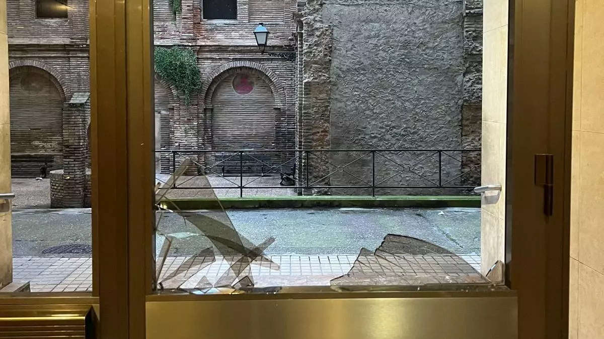 Rotura de cristales y suciedad en el entorno del antiguo convento de las Carmelitas Descalzas: "Cuando no se invierte todo va a peor"