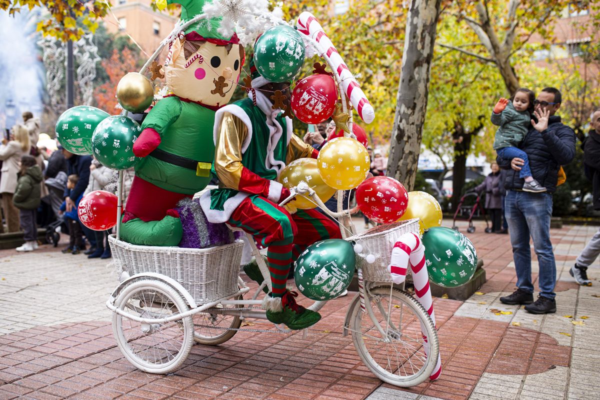 Fotogalería | Así fue el pasacalles navideño en Cáceres