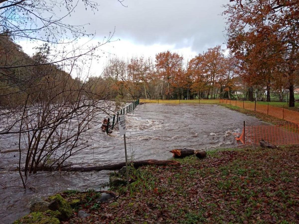 El Deza volvió a inundar la playa fluvial de A Carixa. |   // RAFA