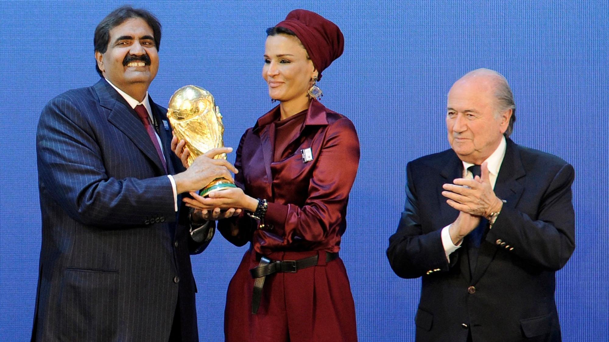 Joseph Blatter aplaude al lado del jeque Khalifa Al-Thani y su esposa Nasser Al-Missed en la concesión del Mundial a Qatar.