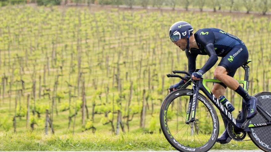 Alejandro Valverde toma una curva en la contra reloj de ayer en el Giro de Italia