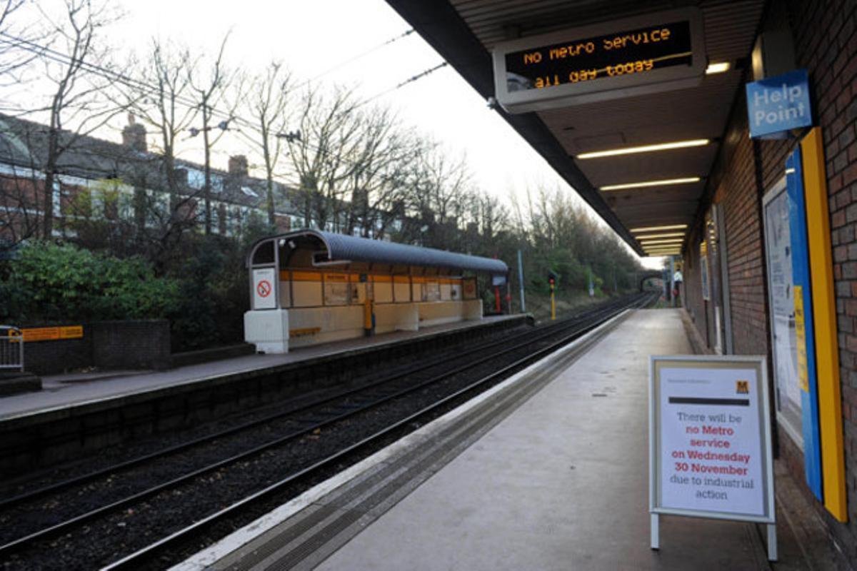 Les estacions de metro estan buides en Newcastle (Regne Unit) a causa de la vaga convocada en el sector del transport.