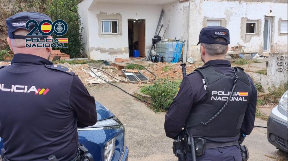 Dos policías en la casa donde estaba el laboratorio.