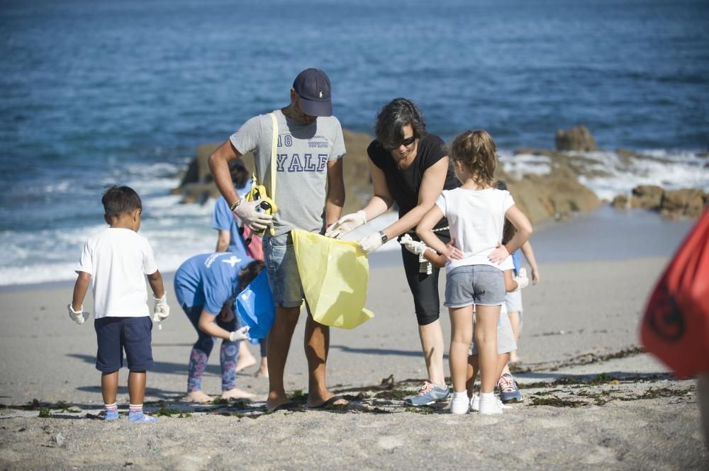 Recogida voluntaria de basura en la playa